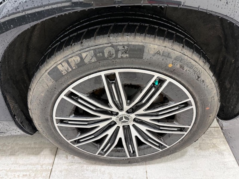 Mercedes-Benz EQS Vehicle Full-screen Gallery Image 05