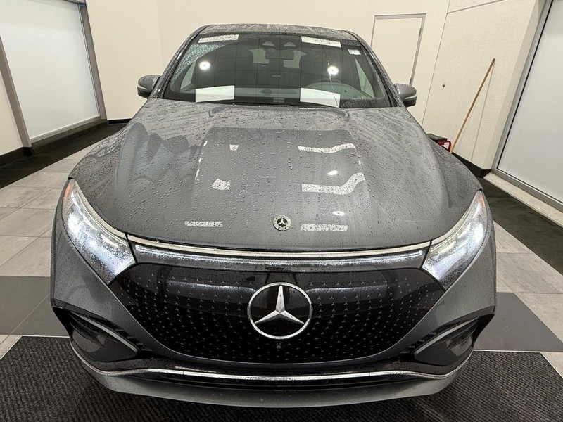 Mercedes-Benz EQS Vehicle Full-screen Gallery Image 07