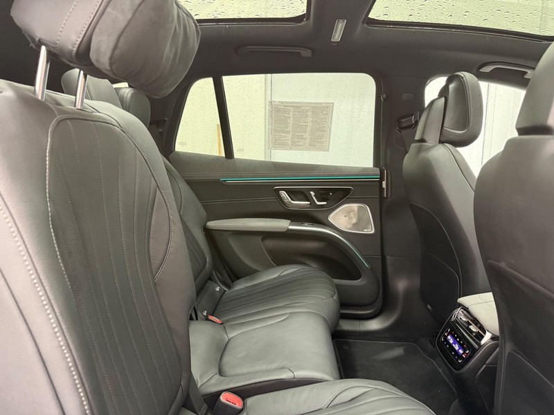 Mercedes-Benz EQS Vehicle Full-screen Gallery Image 08