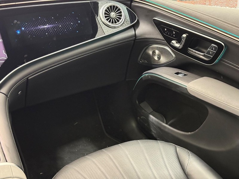 Mercedes-Benz EQS Vehicle Full-screen Gallery Image 12