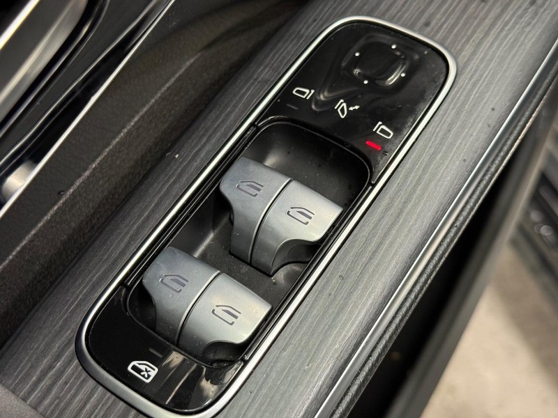 Mercedes-Benz EQS Vehicle Full-screen Gallery Image 20