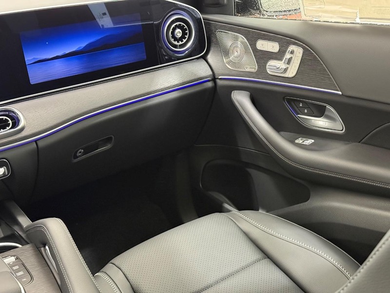 Mercedes-Benz GLS Vehicle Image 9