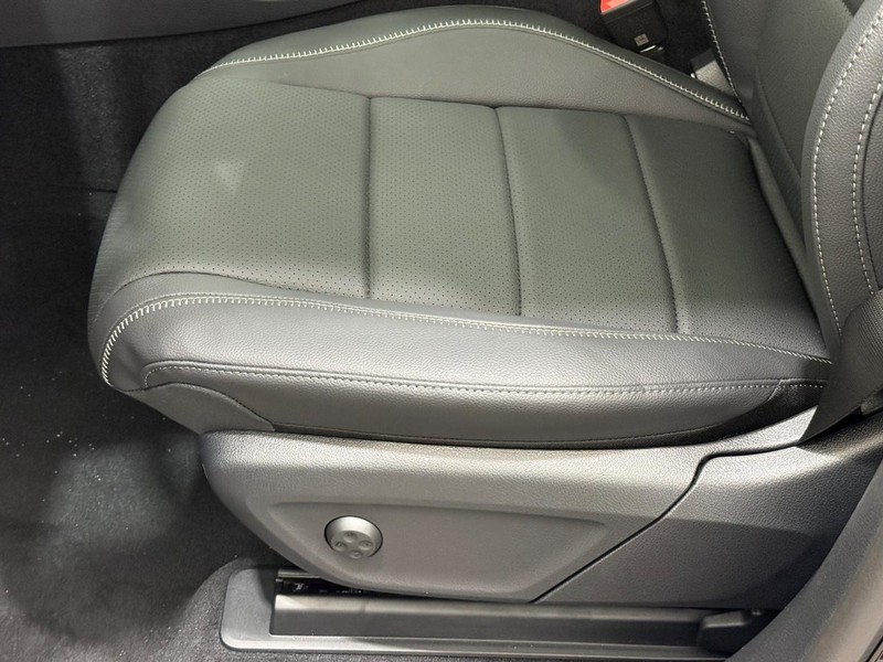 Mercedes-Benz GLS Vehicle Image 17