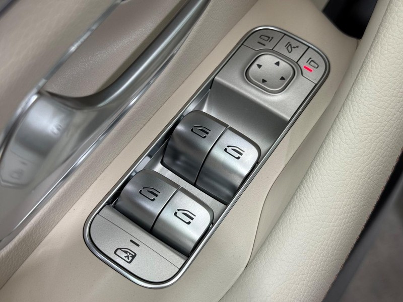 Mercedes-Benz GLE Vehicle Image 14
