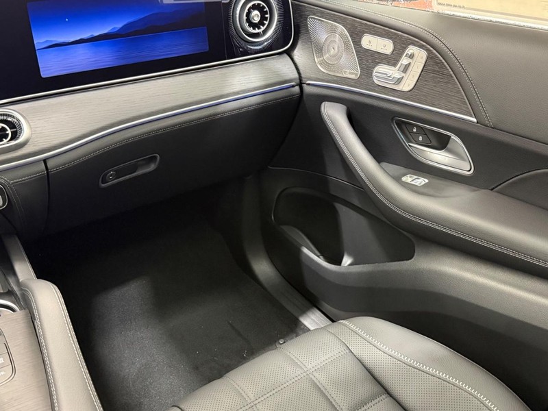 Mercedes-Benz GLS Vehicle Image 11