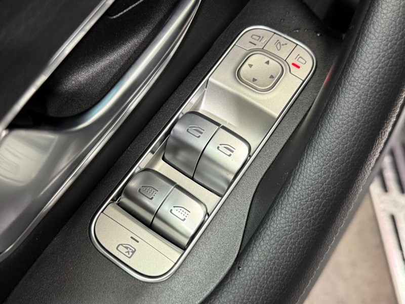 Mercedes-Benz GLS Vehicle Image 17