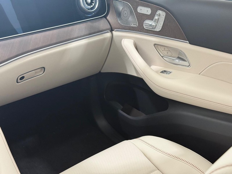 Mercedes-Benz GLS Vehicle Image 9
