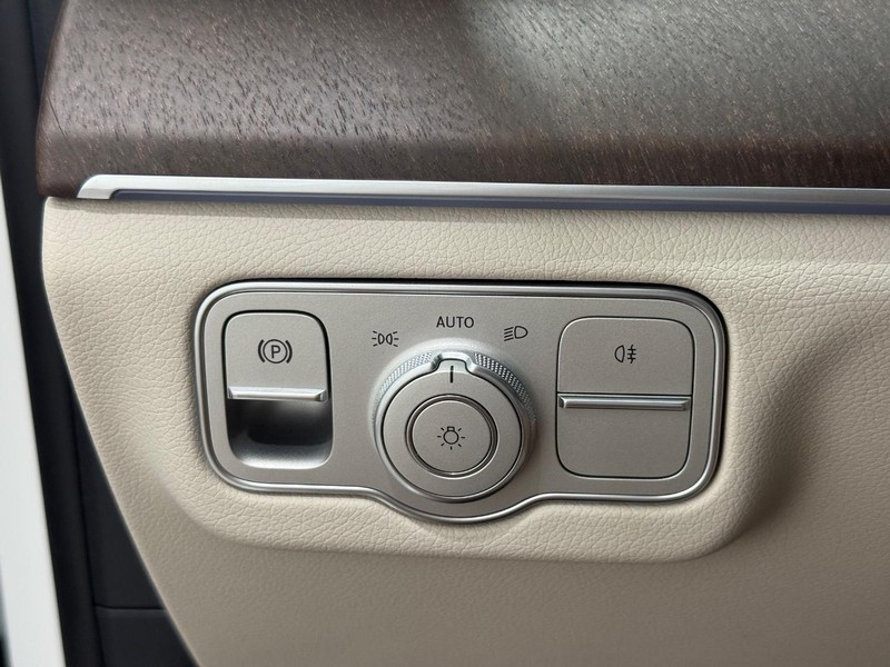 Mercedes-Benz GLS Vehicle Image 11