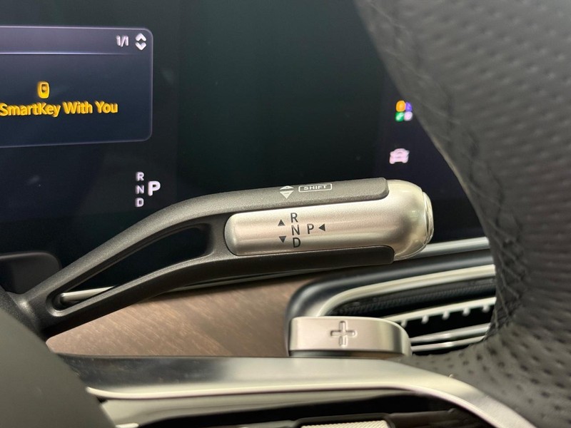 Mercedes-Benz GLS Vehicle Image 14