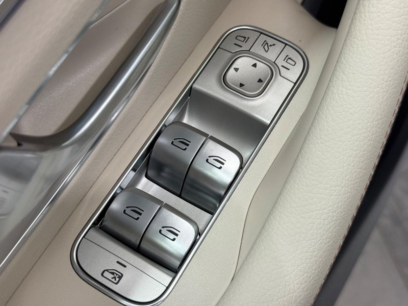 Mercedes-Benz GLS Vehicle Image 15