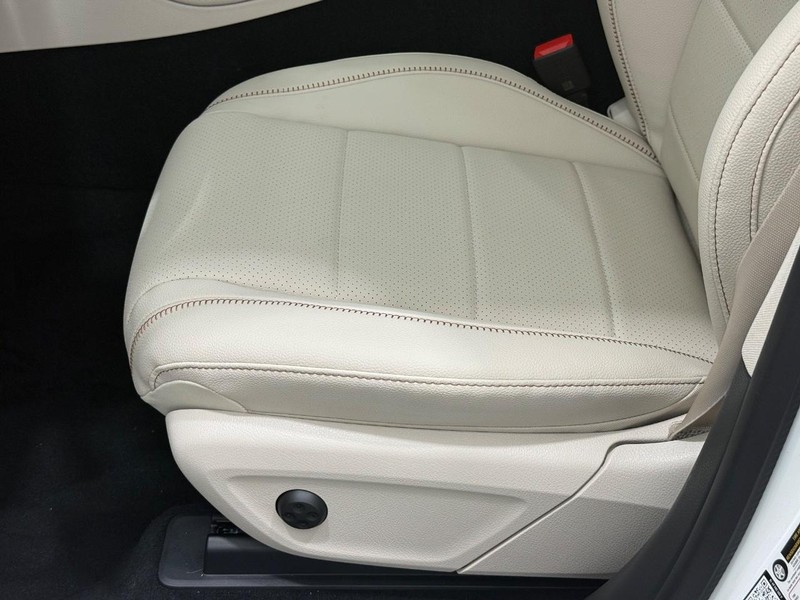 Mercedes-Benz GLS Vehicle Image 16