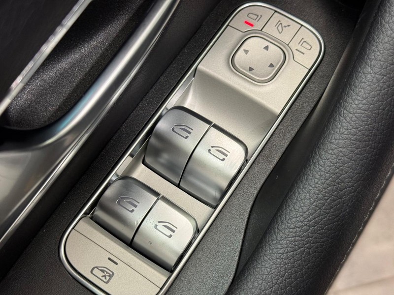 Mercedes-Benz GLS Vehicle Image 16