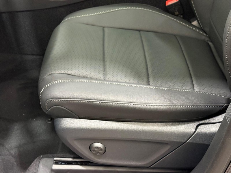 Mercedes-Benz GLS Vehicle Image 17