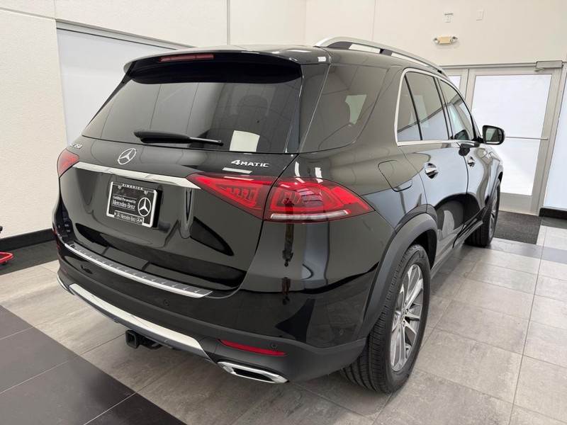 Mercedes-Benz GLE Vehicle Full-screen Gallery Image 02