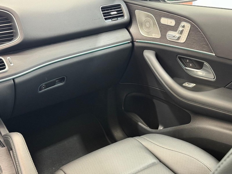 Mercedes-Benz GLE Vehicle Full-screen Gallery Image 12