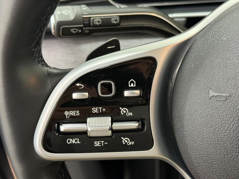 Mercedes-Benz GLE Vehicle Full-screen Gallery Image 14