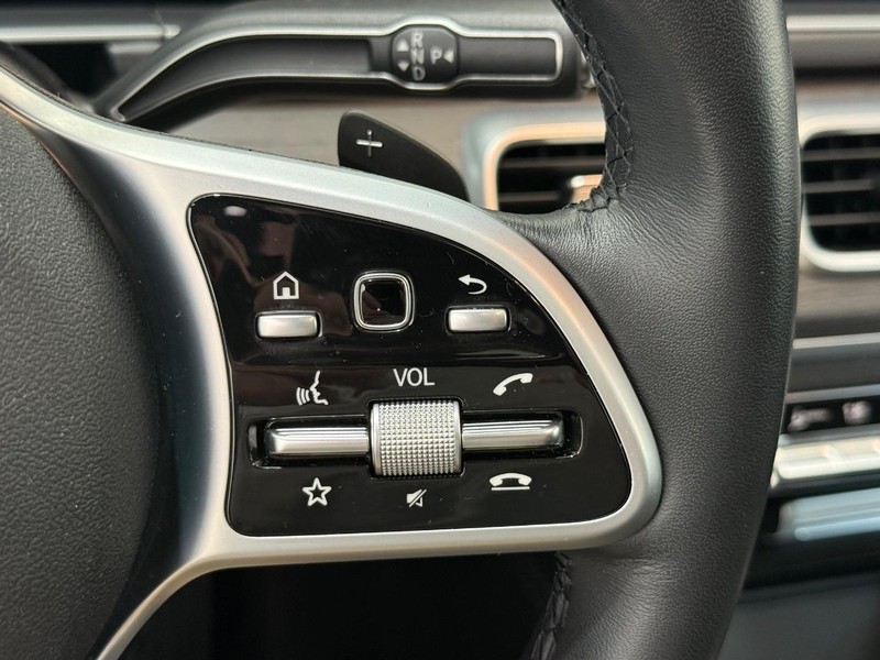 Mercedes-Benz GLE Vehicle Full-screen Gallery Image 15