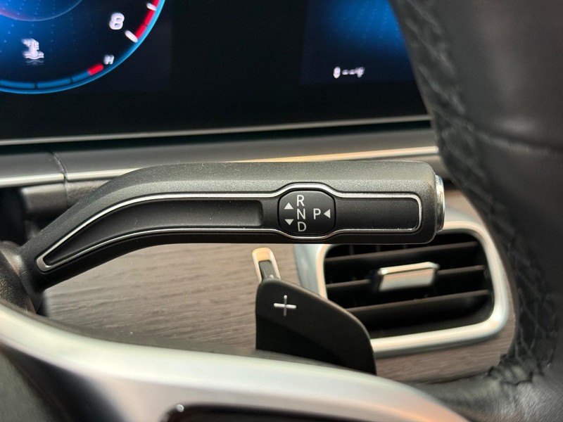 Mercedes-Benz GLE Vehicle Full-screen Gallery Image 16