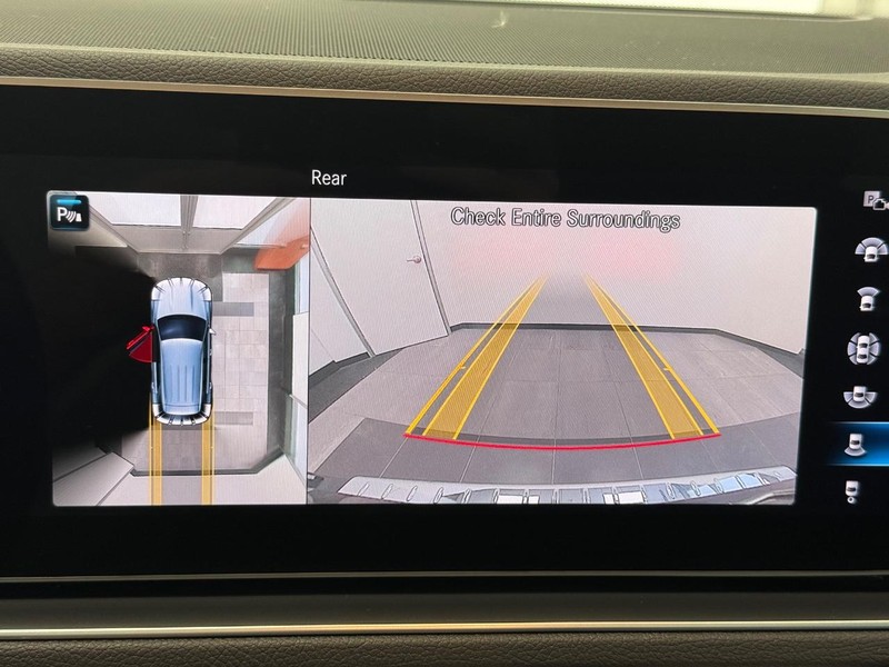 Mercedes-Benz GLE Vehicle Full-screen Gallery Image 17