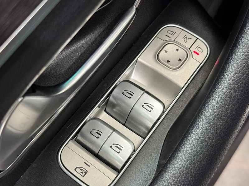 Mercedes-Benz GLE Vehicle Full-screen Gallery Image 19