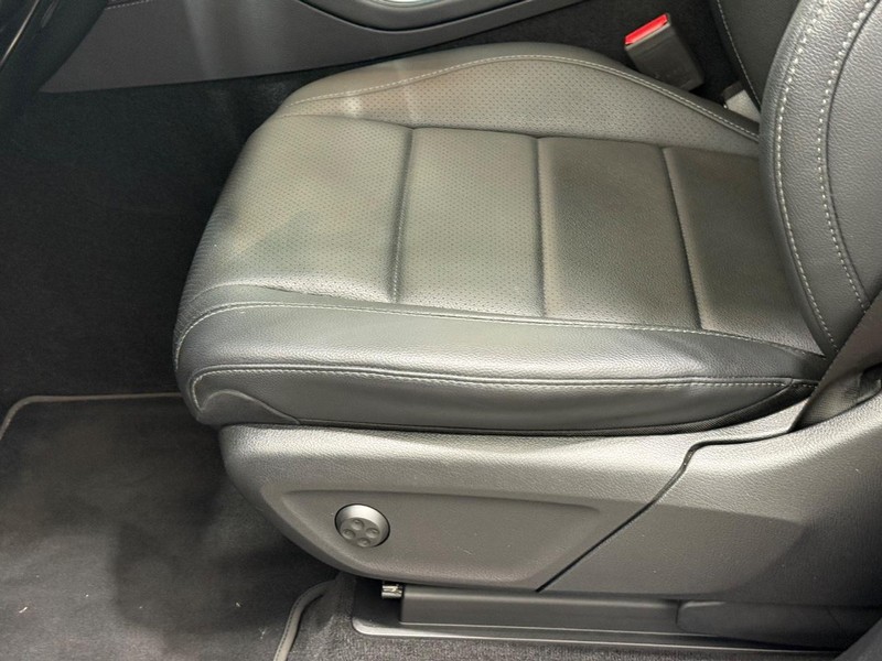 Mercedes-Benz GLE Vehicle Full-screen Gallery Image 20