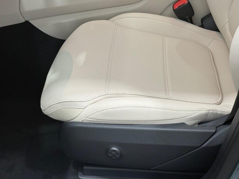 Mercedes-Benz GLC Vehicle Image 16