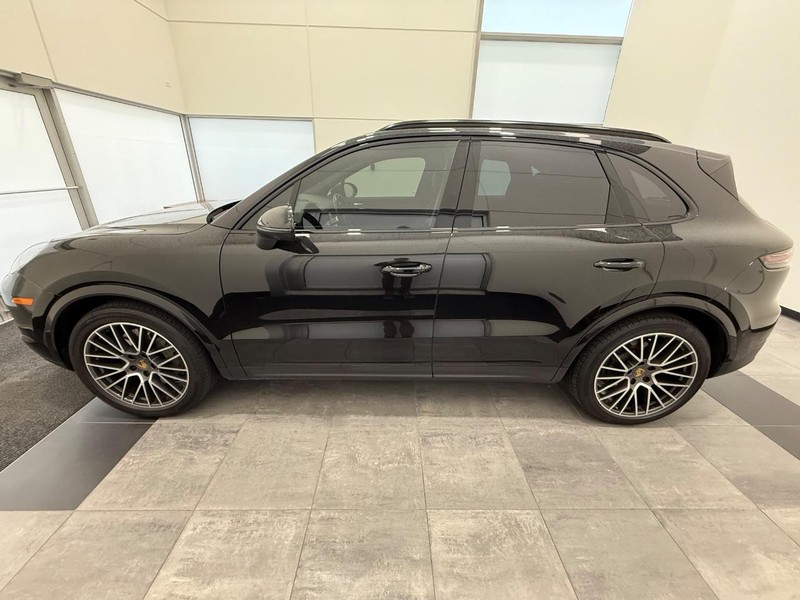 Porsche Cayenne Vehicle Full-screen Gallery Image 2
