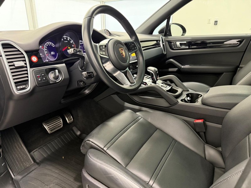 Porsche Cayenne Vehicle Full-screen Gallery Image 4