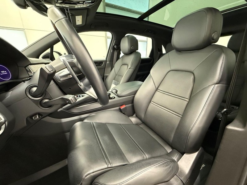 Porsche Cayenne Vehicle Full-screen Gallery Image 5