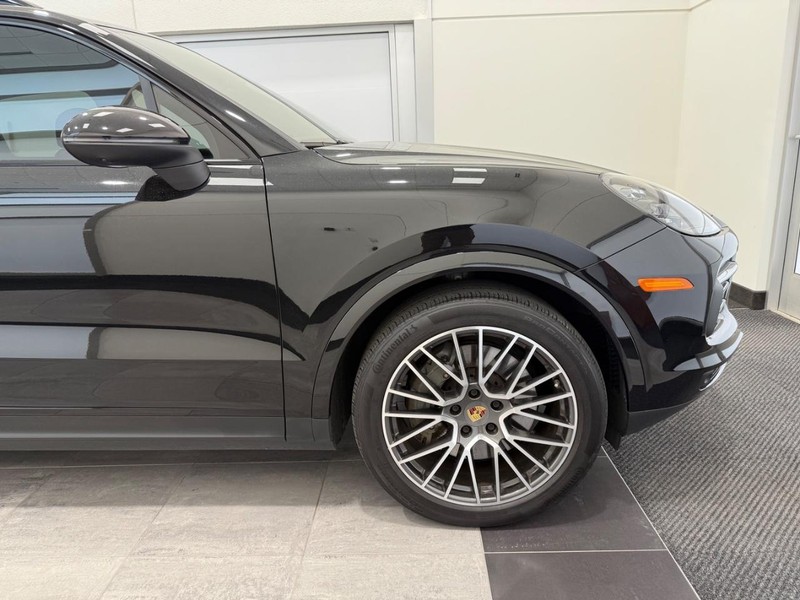 Porsche Cayenne Vehicle Full-screen Gallery Image 9