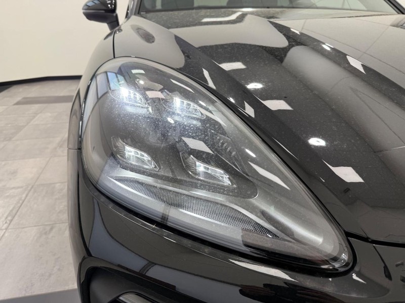 Porsche Cayenne Vehicle Full-screen Gallery Image 10