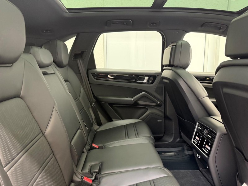 Porsche Cayenne Vehicle Full-screen Gallery Image 12