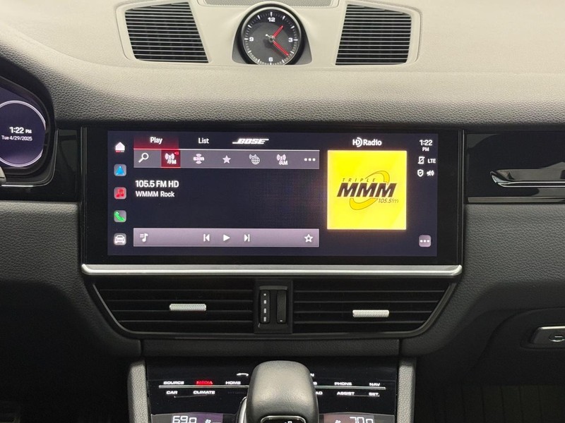 Porsche Cayenne Vehicle Full-screen Gallery Image 14