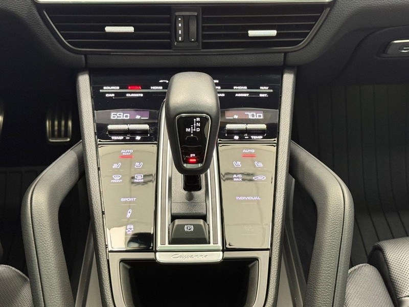 Porsche Cayenne Vehicle Full-screen Gallery Image 15