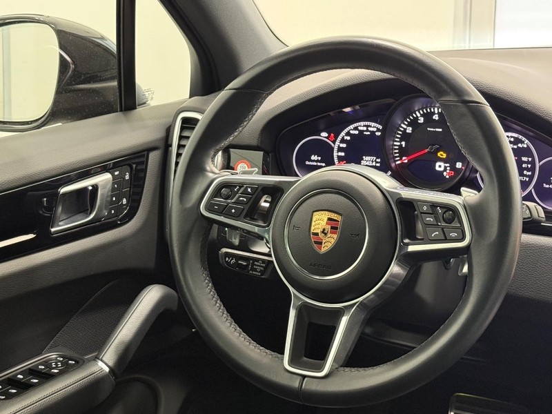 Porsche Cayenne Vehicle Full-screen Gallery Image 16