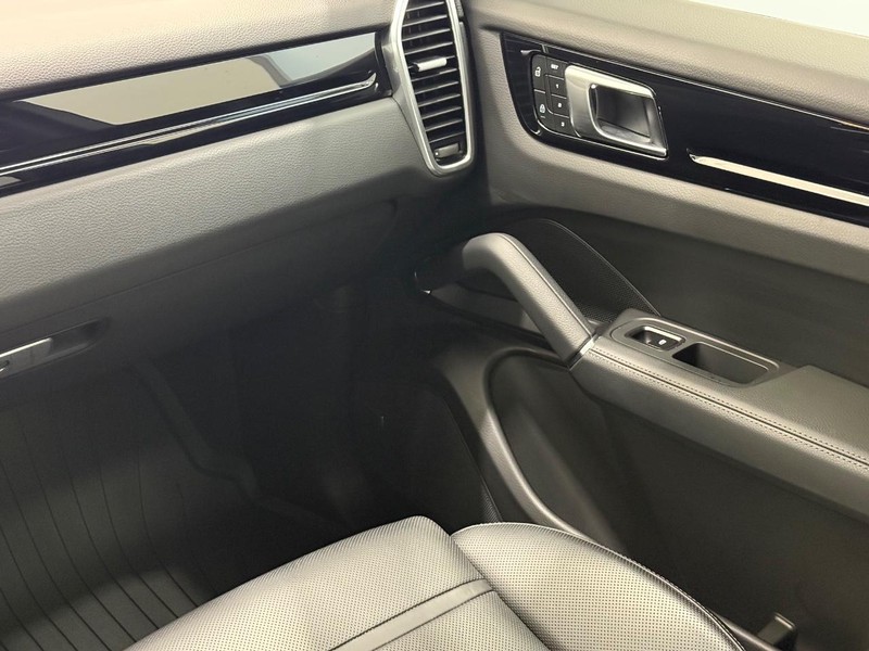 Porsche Cayenne Vehicle Full-screen Gallery Image 17