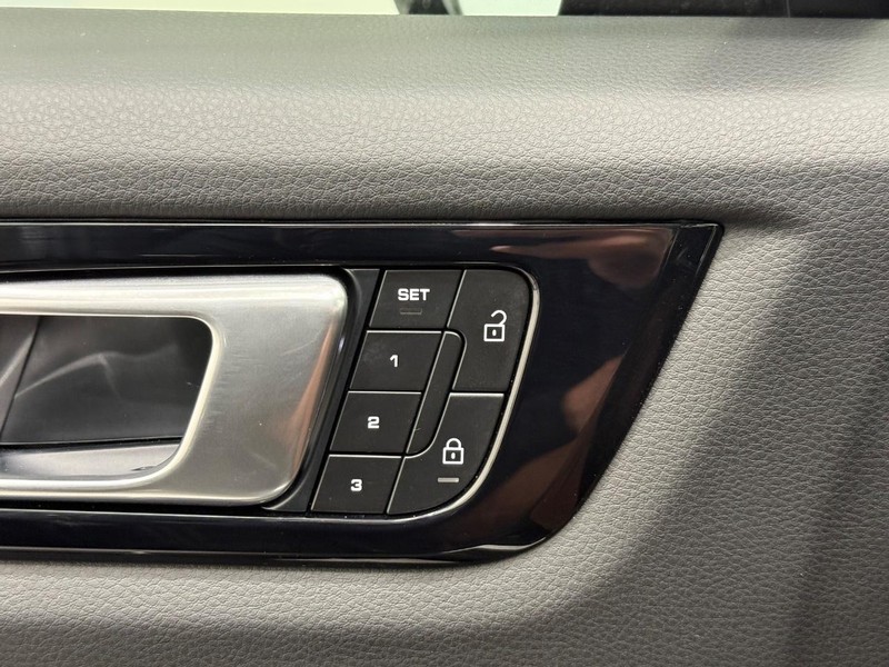 Porsche Cayenne Vehicle Full-screen Gallery Image 18