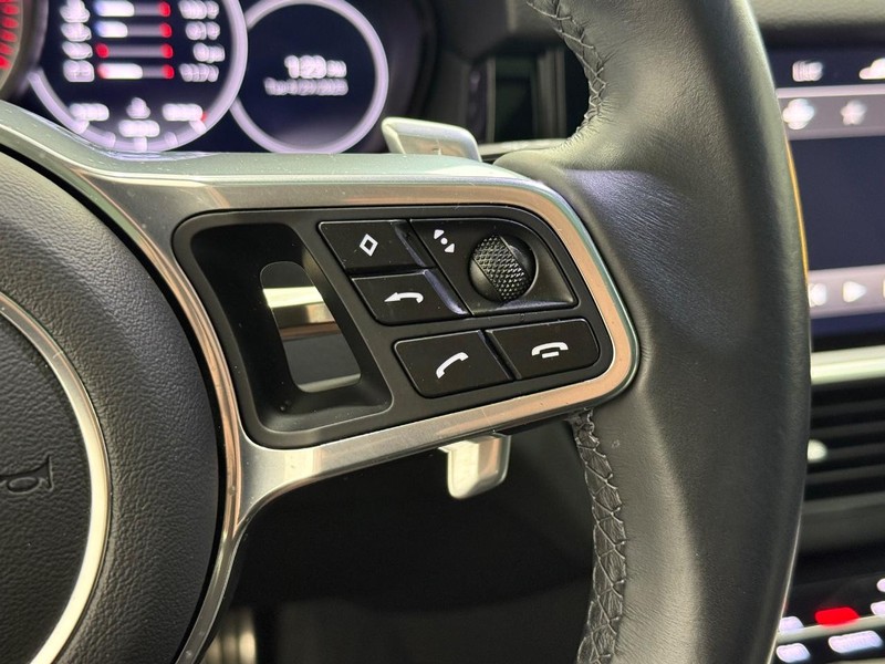 Porsche Cayenne Vehicle Full-screen Gallery Image 20