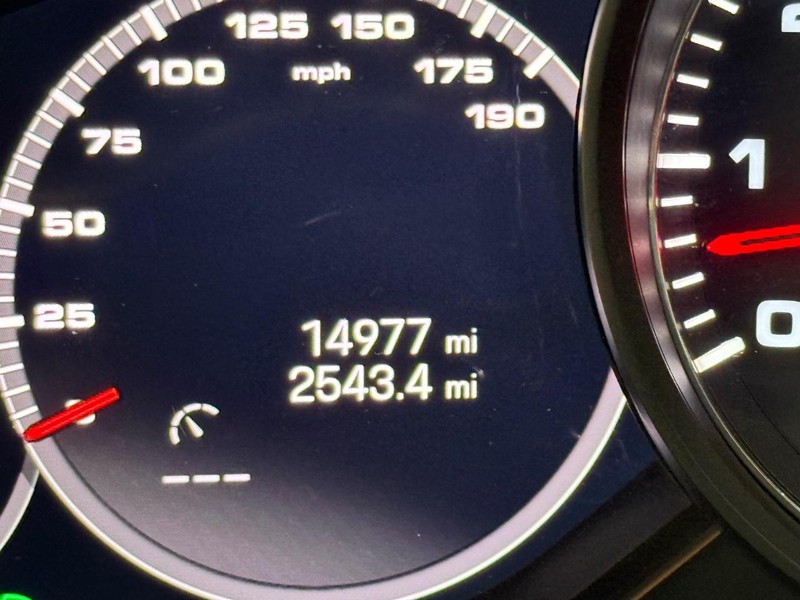 Porsche Cayenne Vehicle Full-screen Gallery Image 21