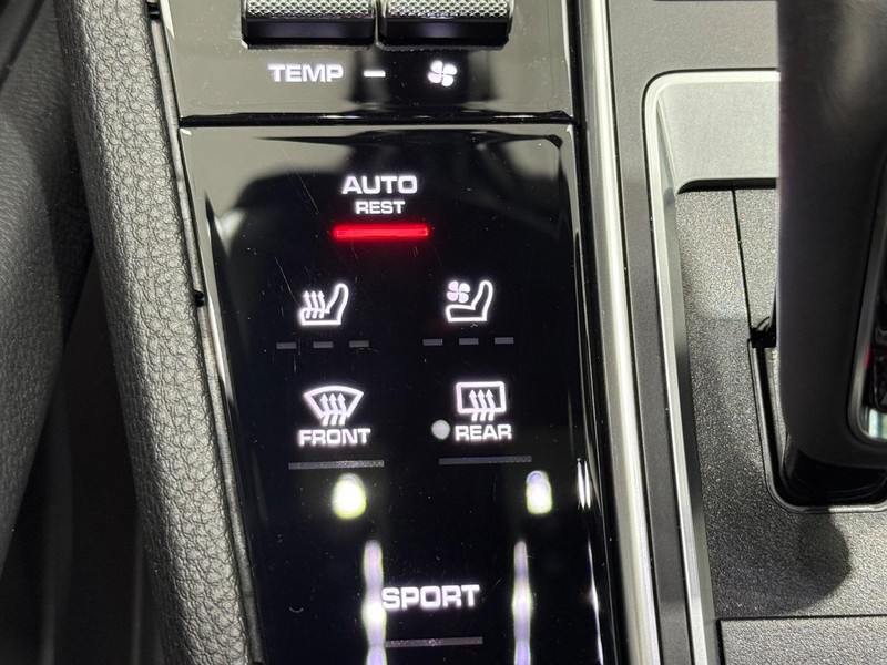 Porsche Cayenne Vehicle Full-screen Gallery Image 23