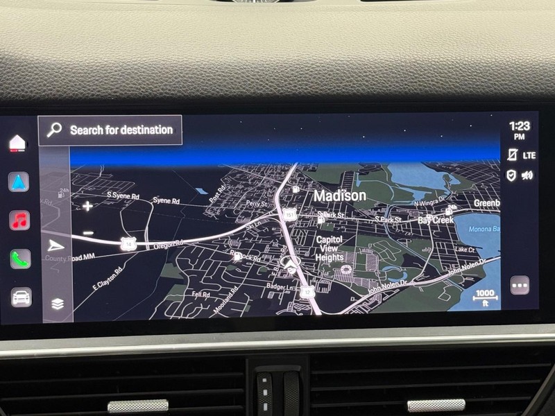 Porsche Cayenne Vehicle Full-screen Gallery Image 24