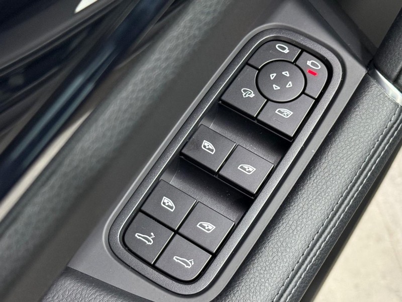 Porsche Cayenne Vehicle Full-screen Gallery Image 25