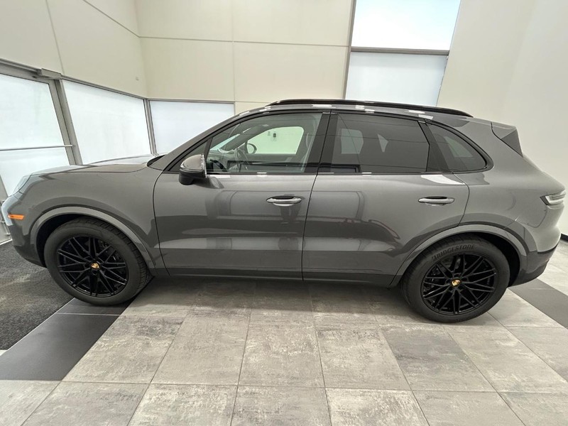 Porsche Cayenne Vehicle Full-screen Gallery Image 2
