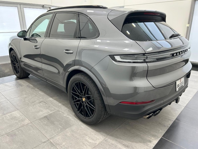 Porsche Cayenne Vehicle Full-screen Gallery Image 3