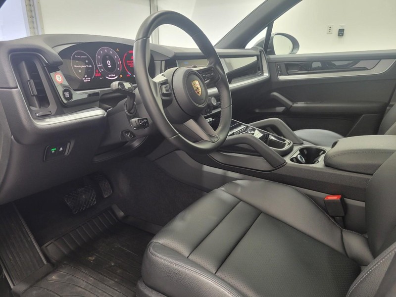 Porsche Cayenne Vehicle Full-screen Gallery Image 4
