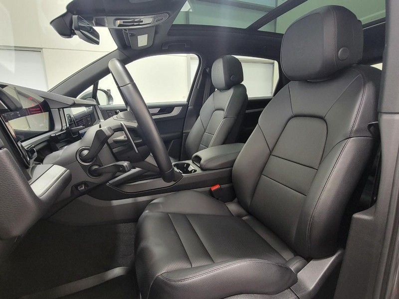 Porsche Cayenne Vehicle Full-screen Gallery Image 5