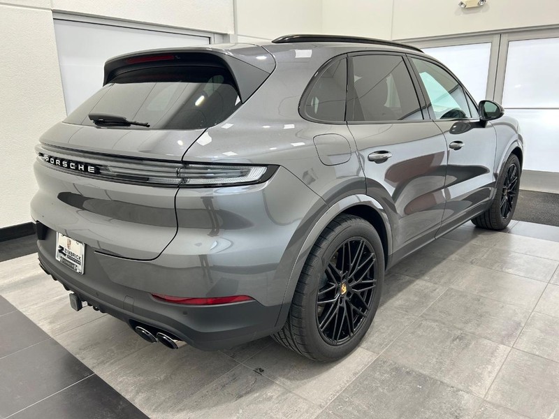 Porsche Cayenne Vehicle Full-screen Gallery Image 7