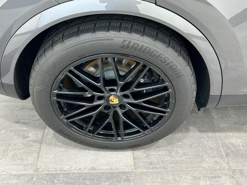 Porsche Cayenne Vehicle Full-screen Gallery Image 8