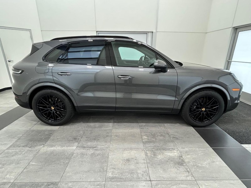 Porsche Cayenne Vehicle Full-screen Gallery Image 9