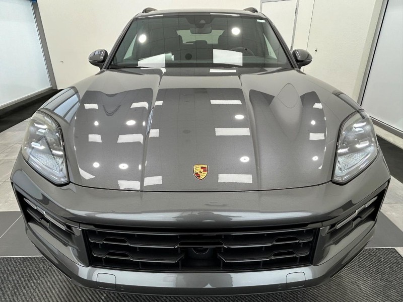 Porsche Cayenne Vehicle Full-screen Gallery Image 11